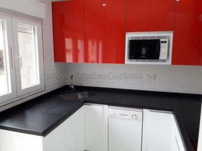 Muebles de cocina blanca y roja - Imagen 18