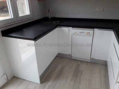 Muebles de cocina blanca y roja - Imagen 19