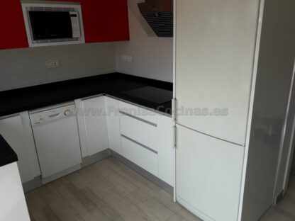 Muebles de cocina blanca y roja - Imagen 4