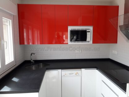 Muebles de cocina blanca y roja - Imagen 5