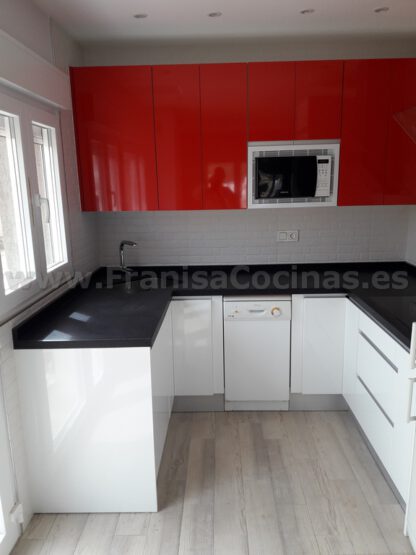 Muebles de cocina blanca y roja - Imagen 6