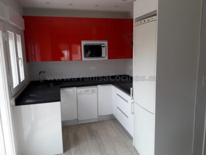 Muebles de cocina blanca y roja - Imagen 7