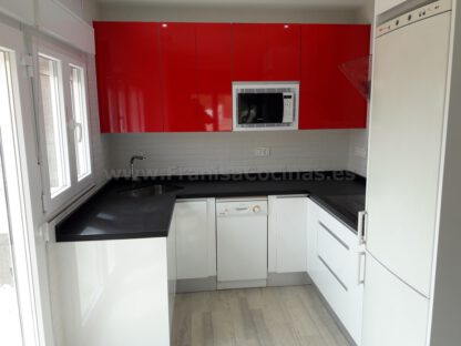 Muebles de cocina blanca y roja - Imagen 8