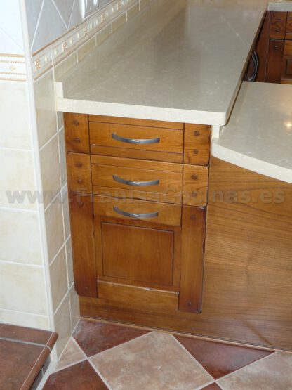 Muebles de cocina de madera castaño - Imagen 17