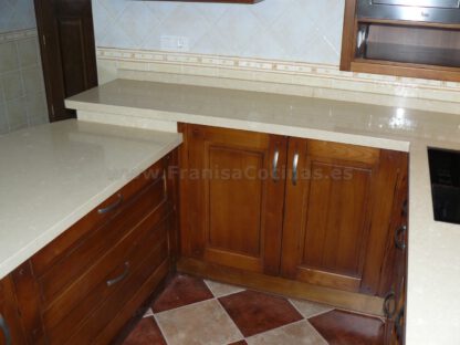 Muebles de cocina de madera castaño - Imagen 22
