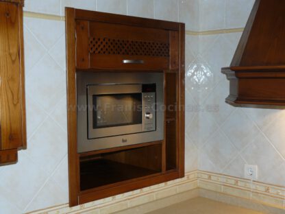 Muebles de cocina de madera castaño - Imagen 26