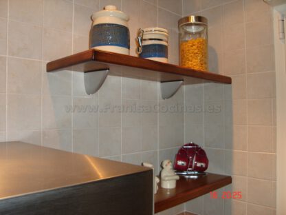 Muebles de cocina de madera rústica - Imagen 9