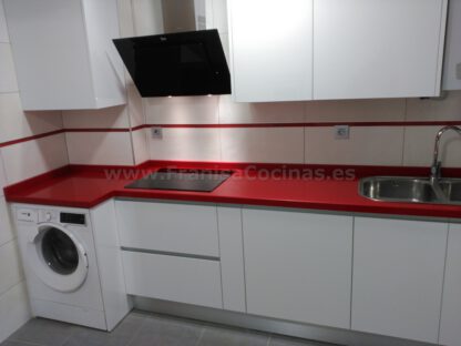 Muebles de cocina blancos tirador efecto gola - Imagen 9