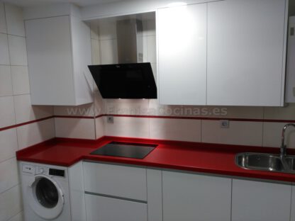Muebles de cocina blancos tirador efecto gola - Imagen 10