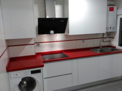 Muebles de cocina blancos tirador efecto gola - Imagen 12