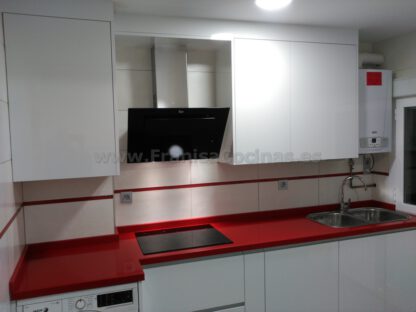 Muebles de cocina blancos tirador efecto gola - Imagen 13
