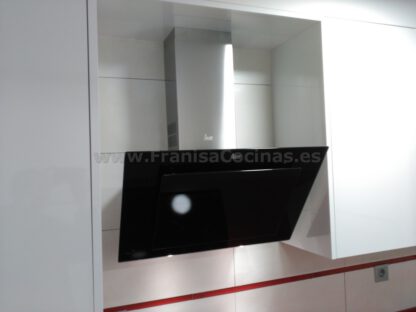 Muebles de cocina blancos tirador efecto gola - Imagen 15