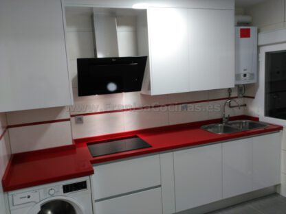 Muebles de cocina blancos tirador efecto gola - Imagen 3
