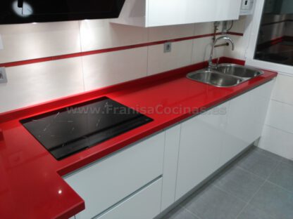 Muebles de cocina blancos tirador efecto gola - Imagen 16