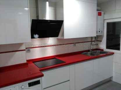 Muebles de cocina blancos tirador efecto gola - Imagen 17