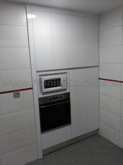 Muebles de cocina blancos tirador efecto gola - Imagen 6