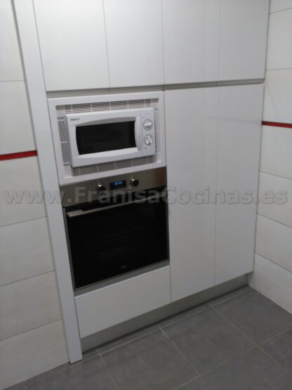 Muebles de cocina blancos tirador efecto gola - Imagen 7