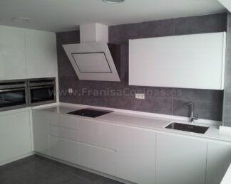 Muebles de cocina minimalista en color blanco