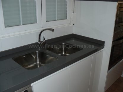 Muebles de cocina con isla y tirador gola - Imagen 50