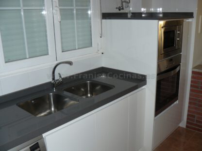 Muebles de cocina con isla y tirador gola - Imagen 51