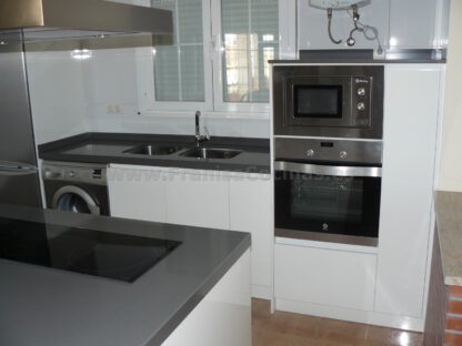 Muebles de cocina con isla y tirador gola - Imagen 53
