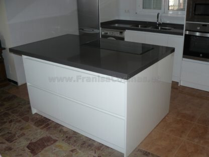 Muebles de cocina con isla y tirador gola - Imagen 55