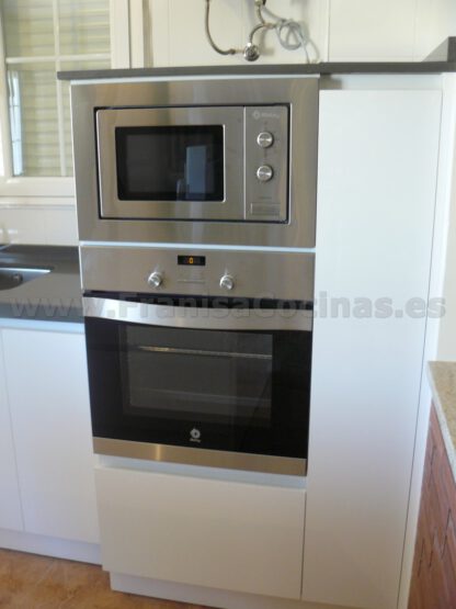 Muebles de cocina con isla y tirador gola - Imagen 8