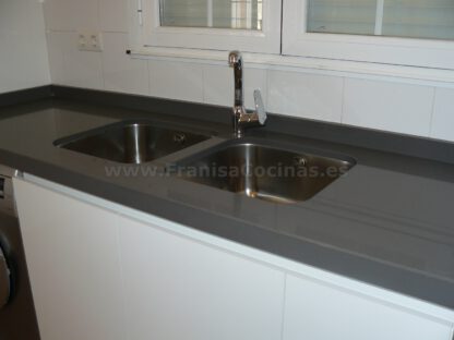 Muebles de cocina con isla y tirador gola - Imagen 10