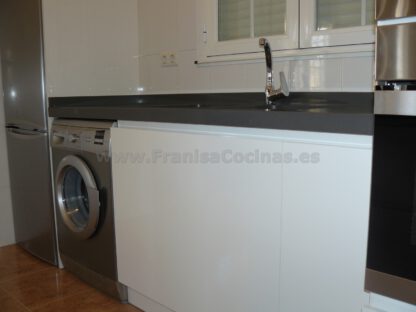 Muebles de cocina con isla y tirador gola - Imagen 11