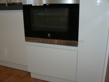 Muebles de cocina con isla y tirador gola - Imagen 12