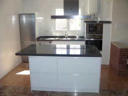 Muebles de cocina con isla y tirador gola - Imagen 2