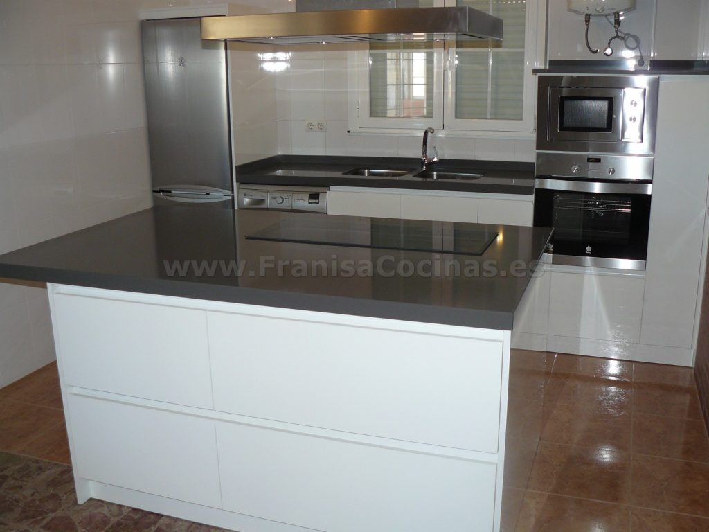 Muebles de cocina con isla y tirador gola – FRANISA Cocinas