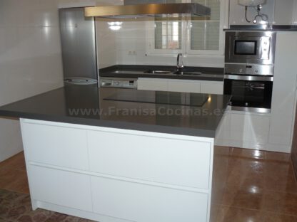 Muebles de cocina con isla y tirador gola - Imagen 14