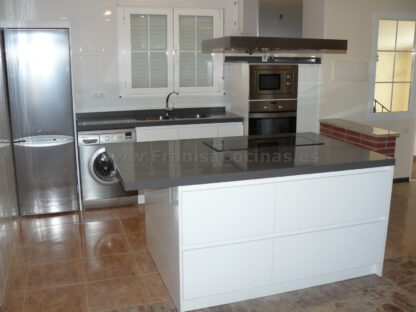 Muebles de cocina con isla y tirador gola - Imagen 15