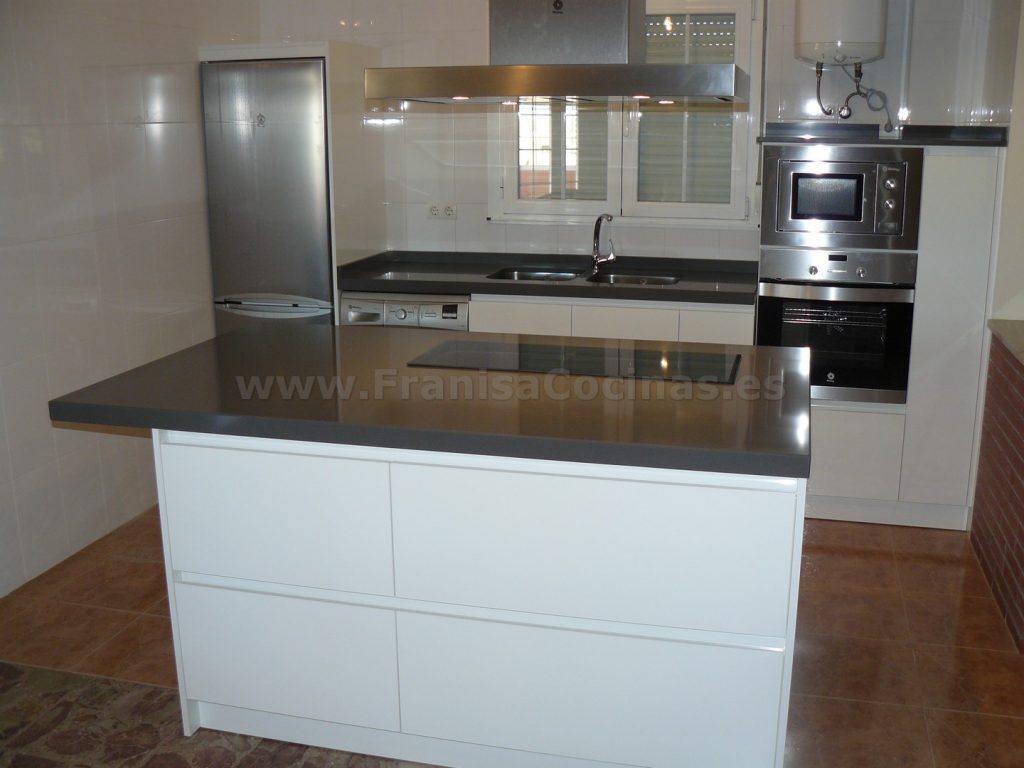 Muebles de cocina con isla y tirador gola – FRANISA Cocinas