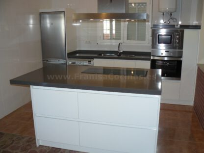Muebles de cocina con isla y tirador gola - Imagen 16