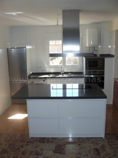 Muebles de cocina con isla y tirador gola - Imagen 3