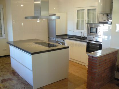 Muebles de cocina con isla y tirador gola - Imagen 18