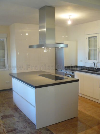 Muebles de cocina con isla y tirador gola - Imagen 20