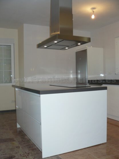 Muebles de cocina con isla y tirador gola - Imagen 21