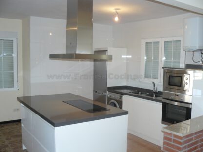 Muebles de cocina con isla y tirador gola - Imagen 22