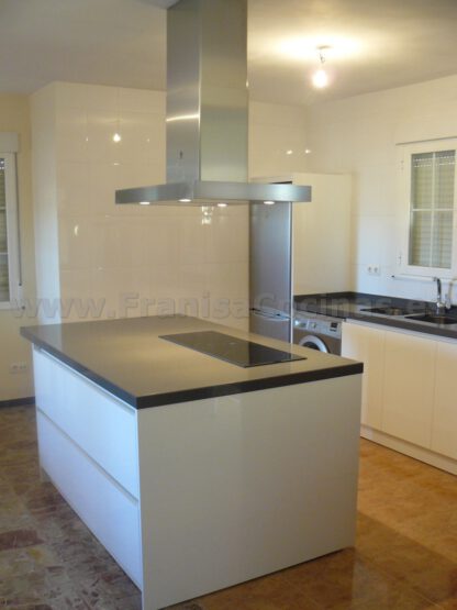 Muebles de cocina con isla y tirador gola - Imagen 23