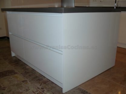 Muebles de cocina con isla y tirador gola - Imagen 24
