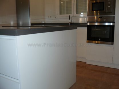 Muebles de cocina con isla y tirador gola - Imagen 25