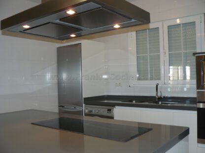 Muebles de cocina con isla y tirador gola - Imagen 27