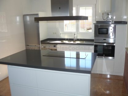 Muebles de cocina con isla y tirador gola - Imagen 4
