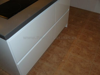 Muebles de cocina con isla y tirador gola - Imagen 34