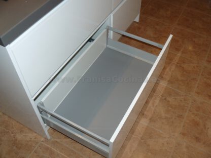 Muebles de cocina con isla y tirador gola - Imagen 35
