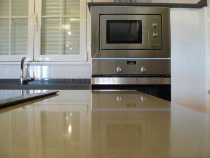 Muebles de cocina con isla y tirador gola - Imagen 36