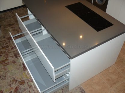 Muebles de cocina con isla y tirador gola - Imagen 37